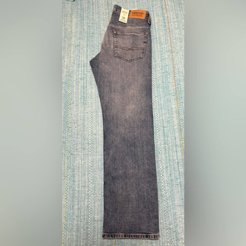 New never worn Levi’s signature size 30 waist - 32 length